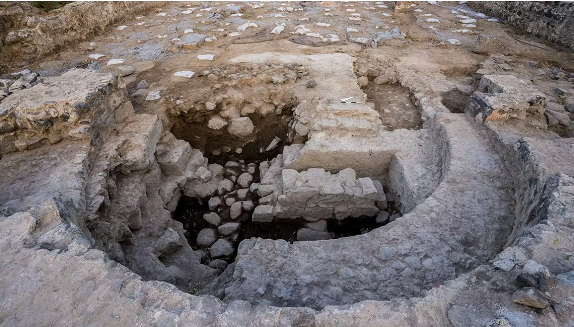 拜占庭教堂後殿下方兩堵互相垂直的牆。（Museum of the Bible）